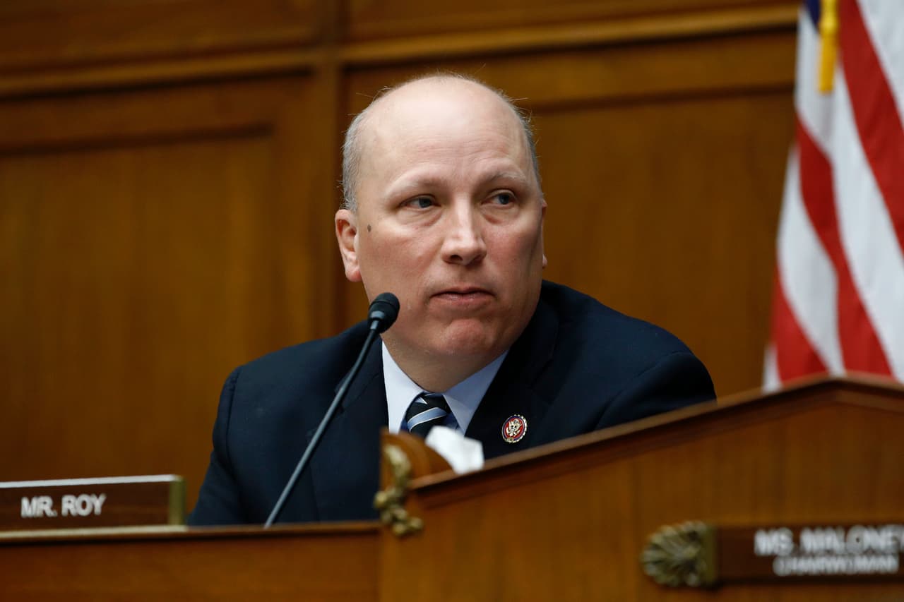 El congresista Chip Roy (republicano del distrito 21 de Texas, que representa partes del norte de San Antonio y una importante región de Austin) 
<a href="https://twitter.com/chiproytx/status/1334352981693771784" target="_blank">comentó</a> que el alcalde debería "ayudar" en lugar de "vivir la gran vida". Roy ganó su primera reelección el pasado 3 de noviembre.