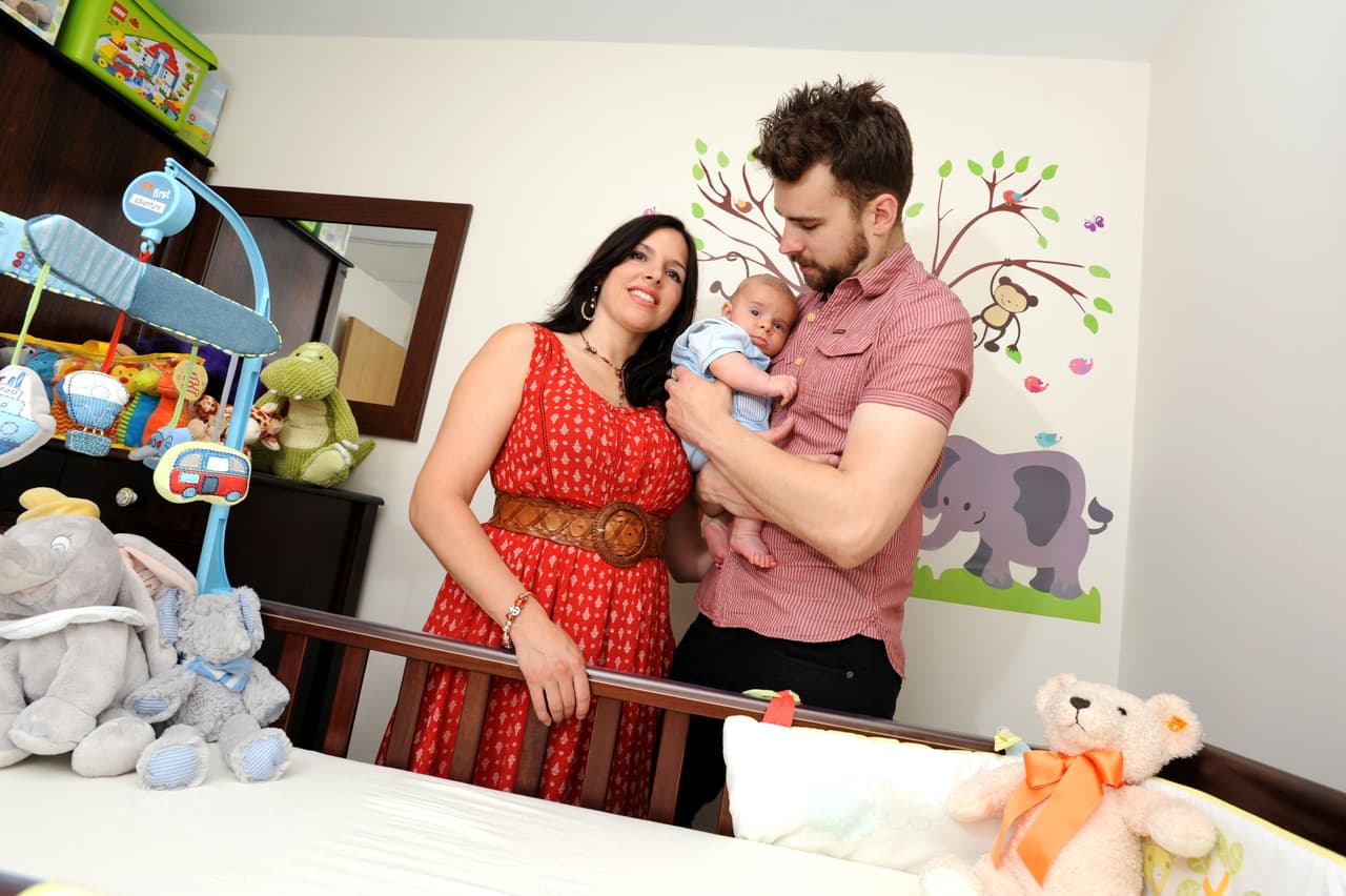 El experto también tuvo problemas de fertilidad con su esposa, de manera que buscó la forma de ayudar a parejas como Leah y James para tener un bebé.