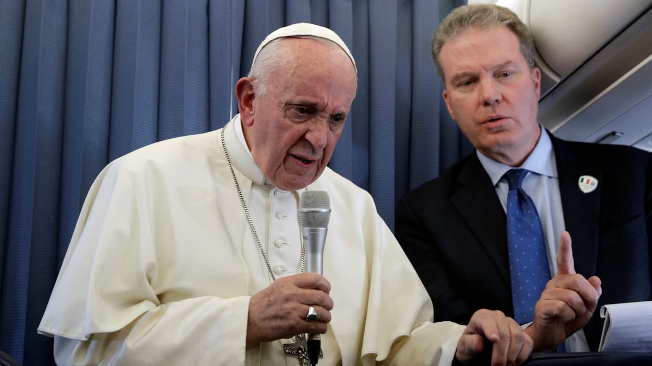 El Papa recomienda la psiquiatría para tratar la homosexualidad en niños y el Vaticano lo corrige