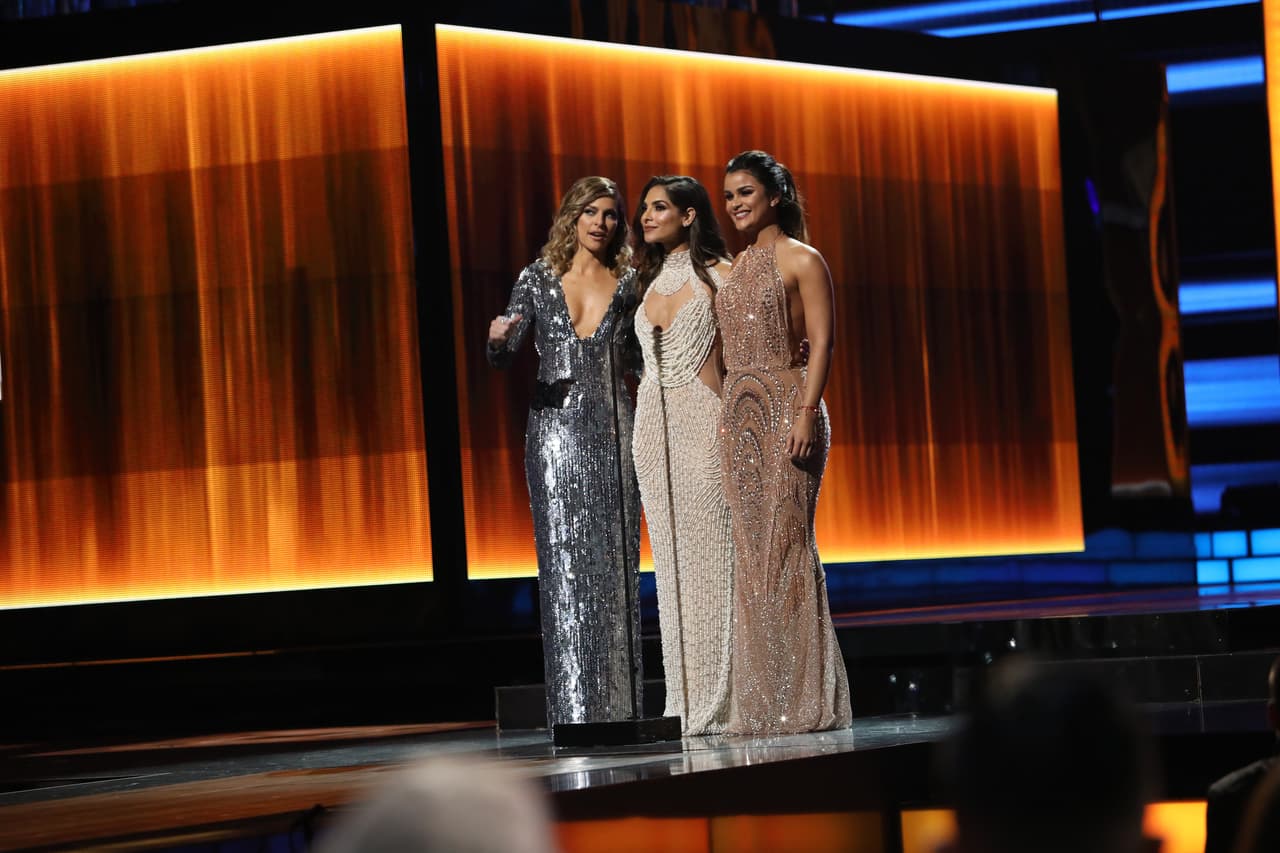 Ellas fueron las encargadas de honrar a una gran mujer esta noche, como símbolo de Lo Nuestro.