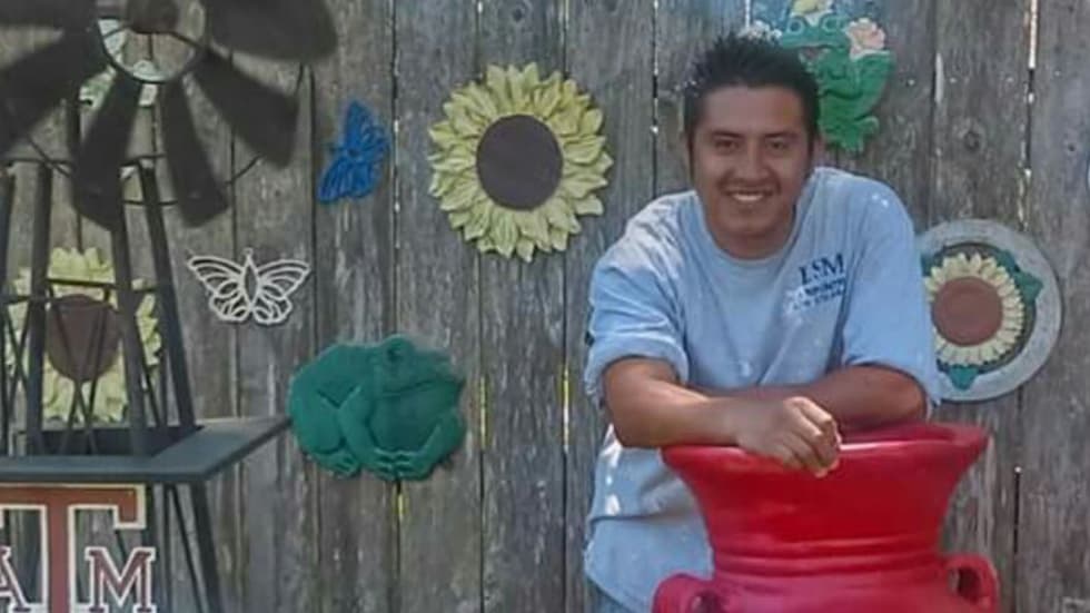 Un trabajador hispano que removía escombros dejados por Harvey murió de una infección causada por la bacteria ‘come carne’ 