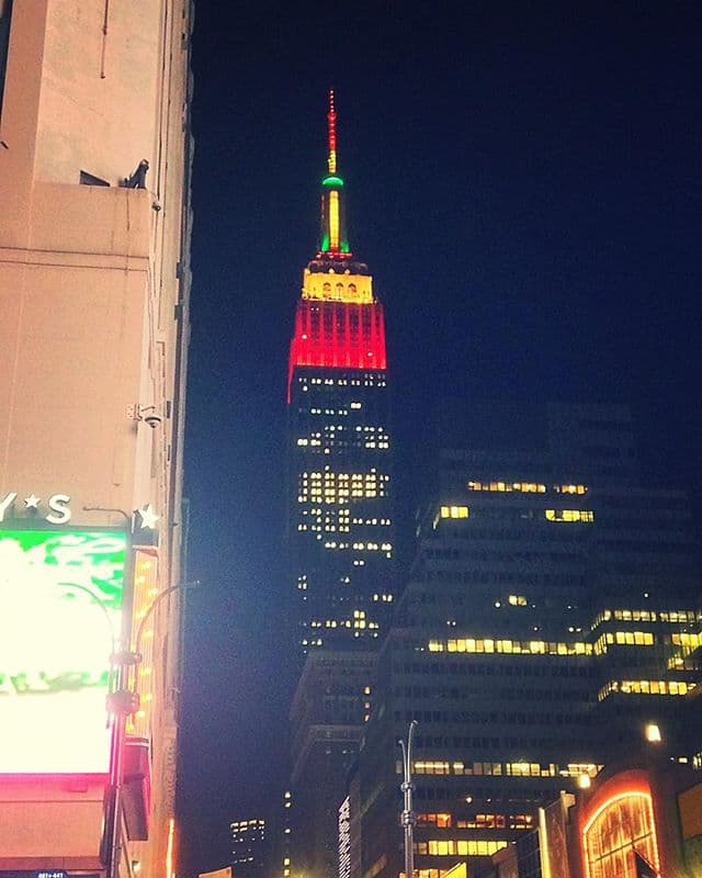 El Empire State Building se vistió este jueves con los colores del otoño para celebrar el Día de Acción de Gracias.