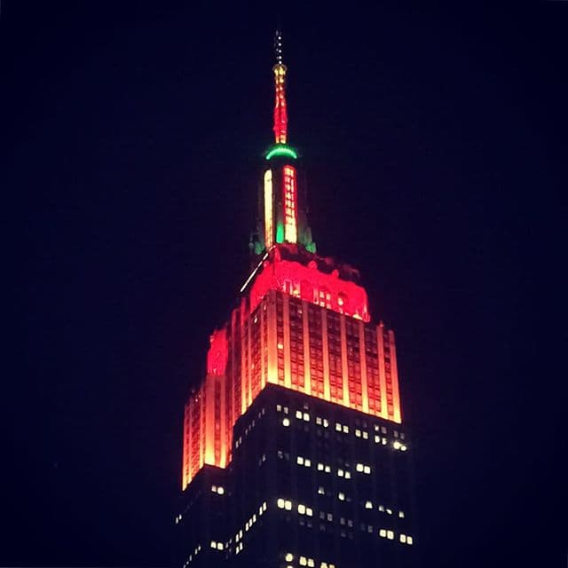 El costo del ticket para visitar la plataforma principal del edificio es de $32.