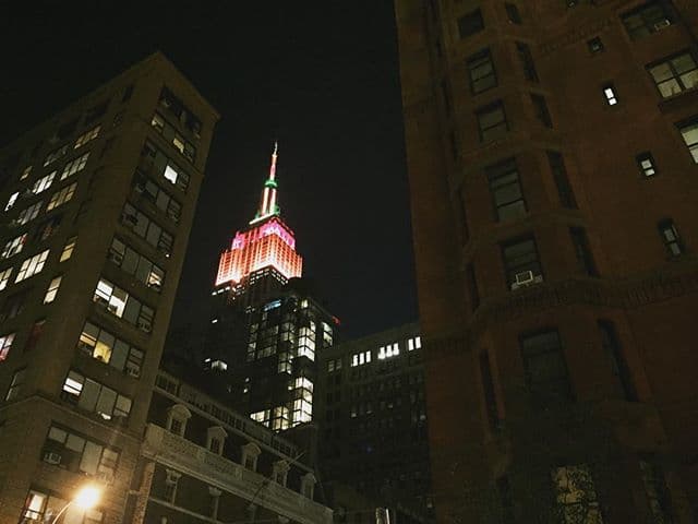 Este edificio se vistió de azul, blanco y rojo el pasado viernes 13 para rendir honor a los fallecidos en los atentados terroristas de París.