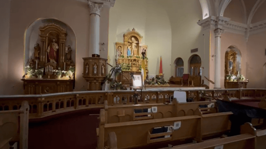 “Retó a los líderes mundiales, a los ricos y a la clase media a no perder nunca de vista el imperativo moral del Evangelio:
<b> ‘Traten a los demás como quieran que los traten a ustedes’</b>”, añadió.
<br>
<br>Aquí, recordamos la 
<b><a href="https://www.univision.com/local/arizona-ktvw/papa-francisco-ciudad-juarez-frontera" target="_blank">visita del papa Francisco a la frontera México-EEUU</a></b>.