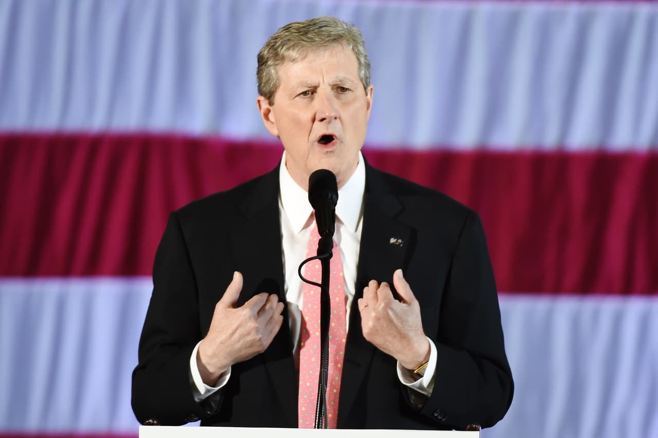 <h3 class="cms-H3-H3">Senador John Kennedy, de Louisiana</h3>
<br>
<br>🗳️ El senador ocupa el cargo desde 2017 y busca la reelección este noviembre. 
<br>
<br>🗳️ “Desde cualquier punto de vista, las denuncias de fraude e irregularidades en las elecciones de 2020 superan cualquiera en nuestras vidas”, escribió en un comunicado difundido el 2 de enero de 2021. 
<br>