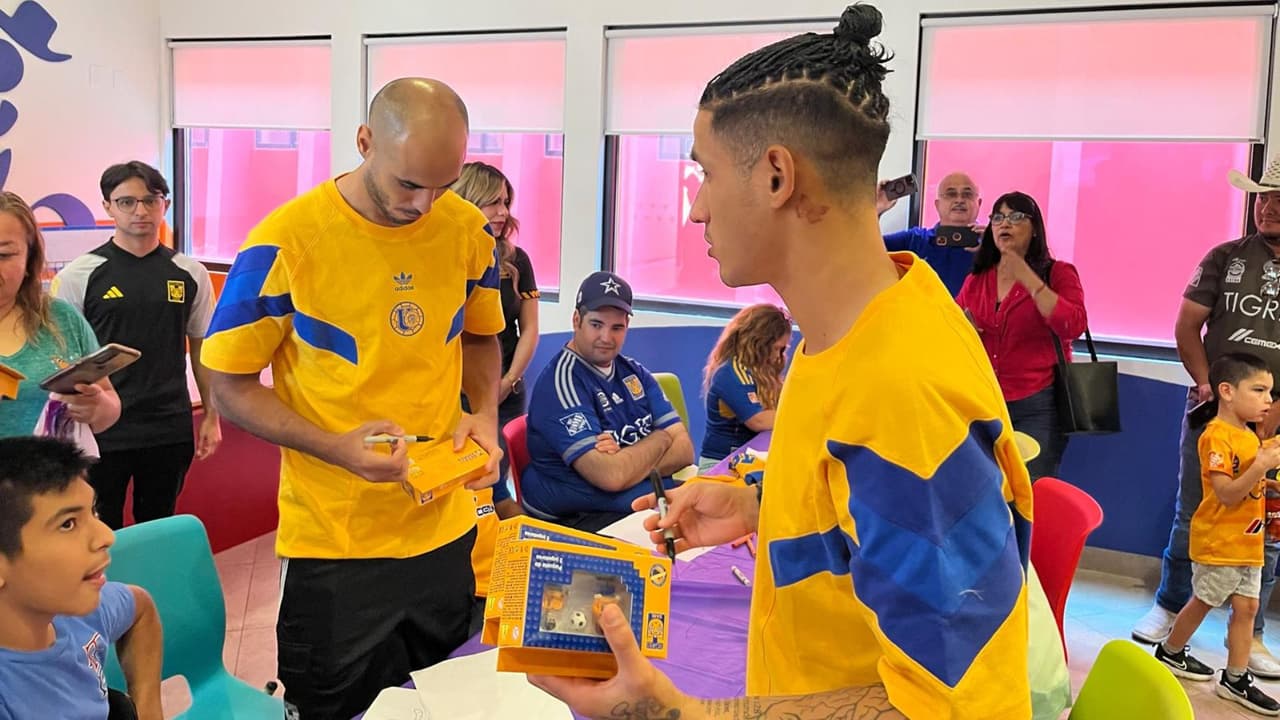 Los jugadores de Tigres, Guido Pizarro (izq.) y Uriel Antuna compartieron un momento con los niños del CRIT.