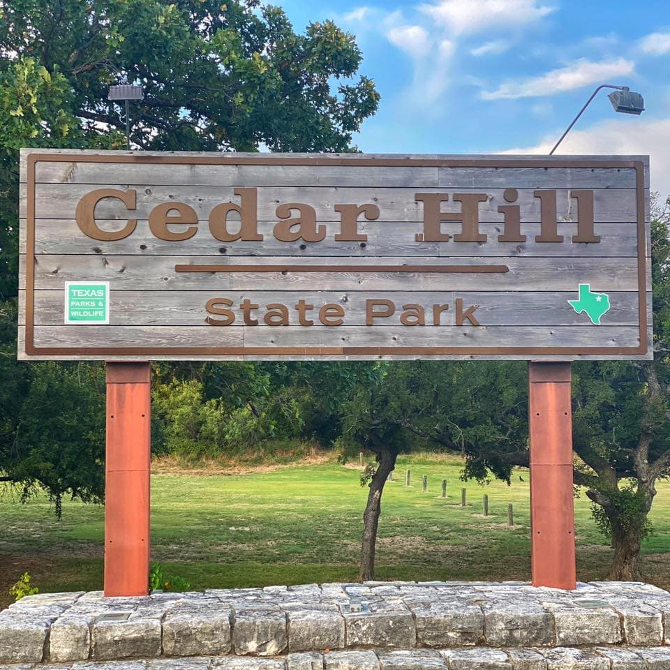 Dentro del Parque Estatal Cedar Hill, hay árboles de ciruelas y también los senderos de bluebonnets. 
<a href="https://www.facebook.com/CedarHillStatePark/photos/a.286475491362661/4289670081043162/" target="_blank">En la página de Facebook oficial</a> puede encontrar actualizaciones.