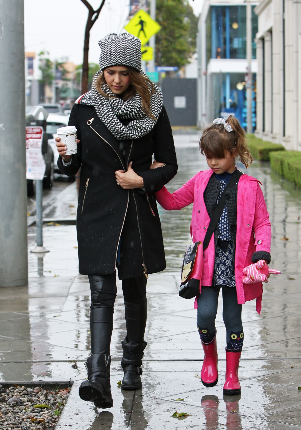 Honor Warren: pretty in pink. Al igual que su mamá, Jessica Alba, es súper femenina. Para vestir a tu hija como una princesa, inspírate en su look.