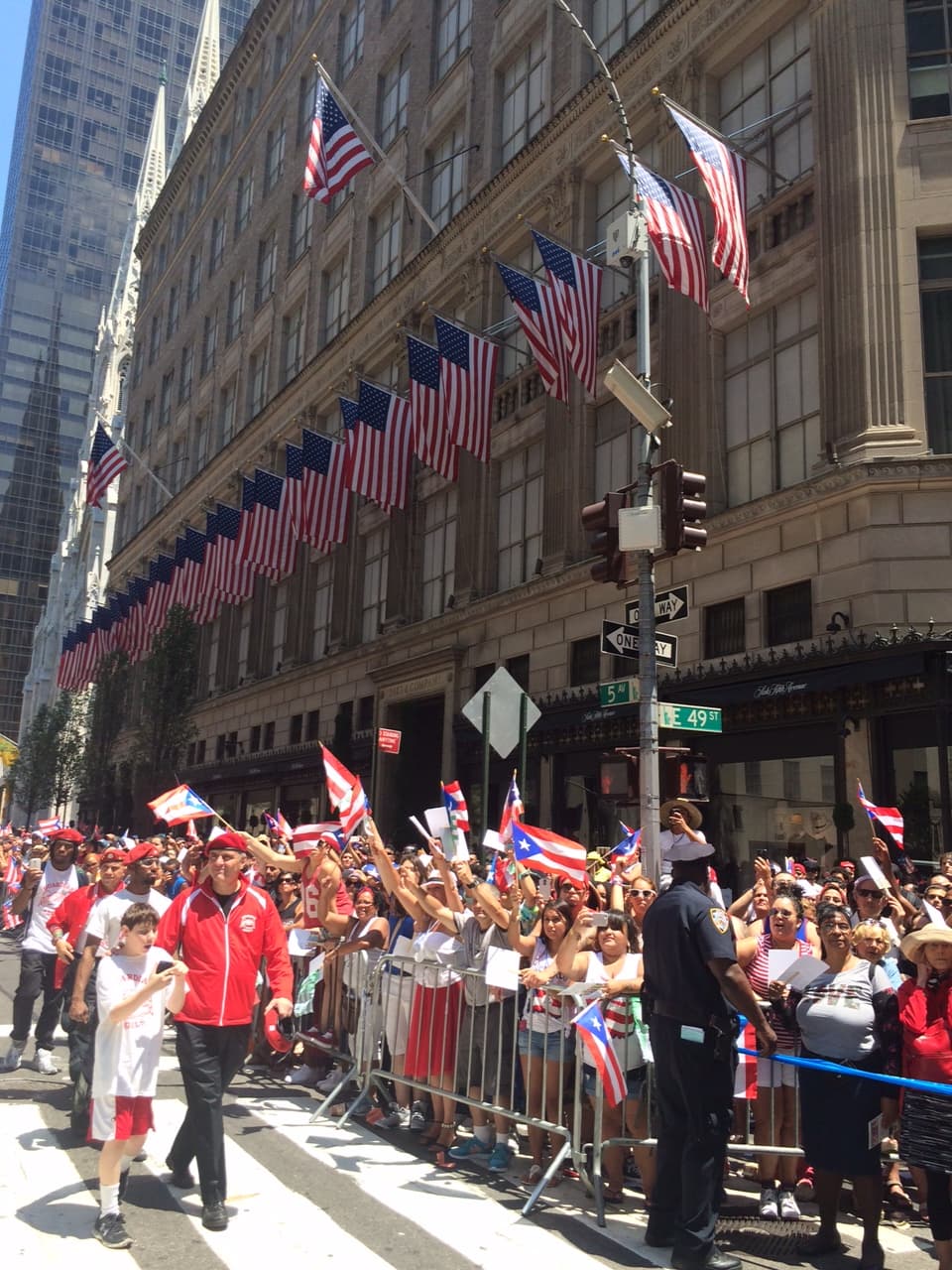 El equipo de Univision 41 se trasladó a la Quinta Avenida para formar parte de la edición 58 del Desfile Nacional Puertorriqueño en Nueva York, al cual también asistió el Gobernador de Puerto Rico Alejandro García Padilla. Un evento que sin duda ha puesto a gozar a los boricuas que se encuentran fuera de la isla.