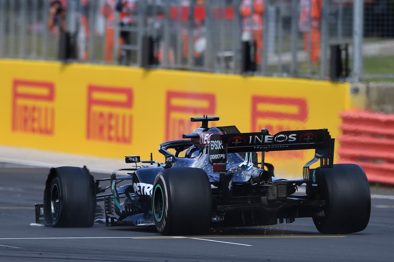 Lewis Hamilton consiguió el primer sitio en el Circuito de Silverstone. Verstappen y Leclerc completaron el podio. Ricciardo y Norris llegaron en cuarto y quito, respectivamente. Stroll, compañero de Checo Pérez, terminó en el noveno puesto. El próximo fin de semana se correrá la carrera del septuagésimo aniversario.