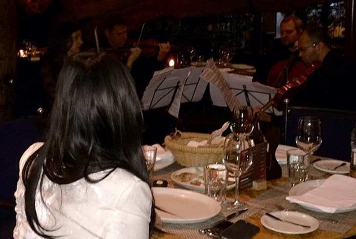 En mayo de 2015 la empresaria estaba de viaje en Brasil, pero eso no fue impedimento para que el dueño de Yeezy le demostrara su amor en la especial fecha para las madres. El cantante le mandó 
<b>2,000 rosas rojas y contrató un cuarteto de cuerdas</b> para que tocara canciones de Sam Smith mientras cenaba.
<br>