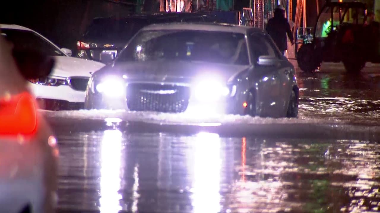 Muchos conductores en el área tuvieron que manejar con mucho cuidado ante la acumulación de aguas en las calles.