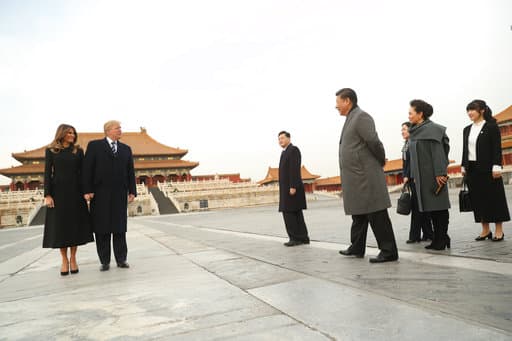 "Espero con mucha impaciencia entrevistarme con el presidente Xi, que acaba de obtener una gran victoria política", dijo Trump en un tuit pocas horas antes de llegar a Pekín.