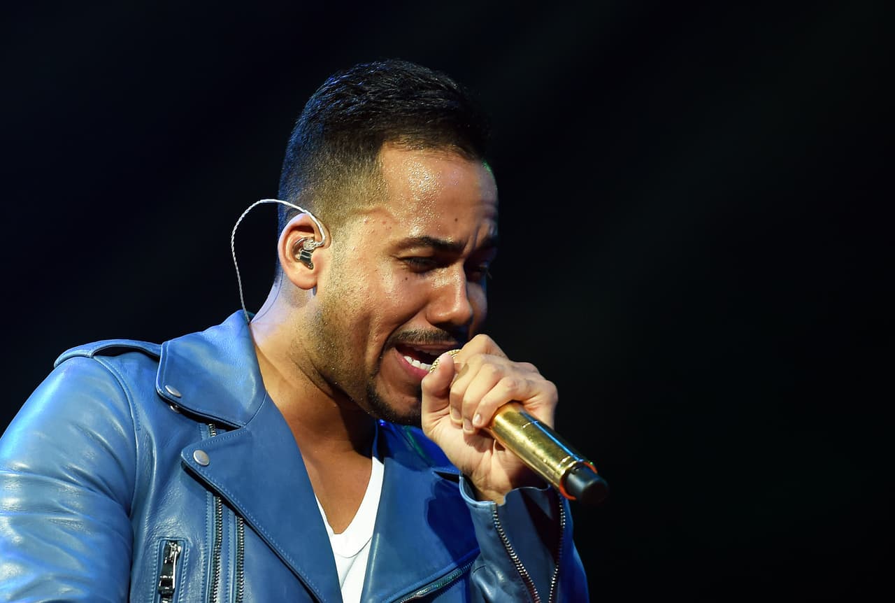 Y qué me dicen de la combinación de barba y pelo corto de Romeo Santos, solo de mirarlo derrite.