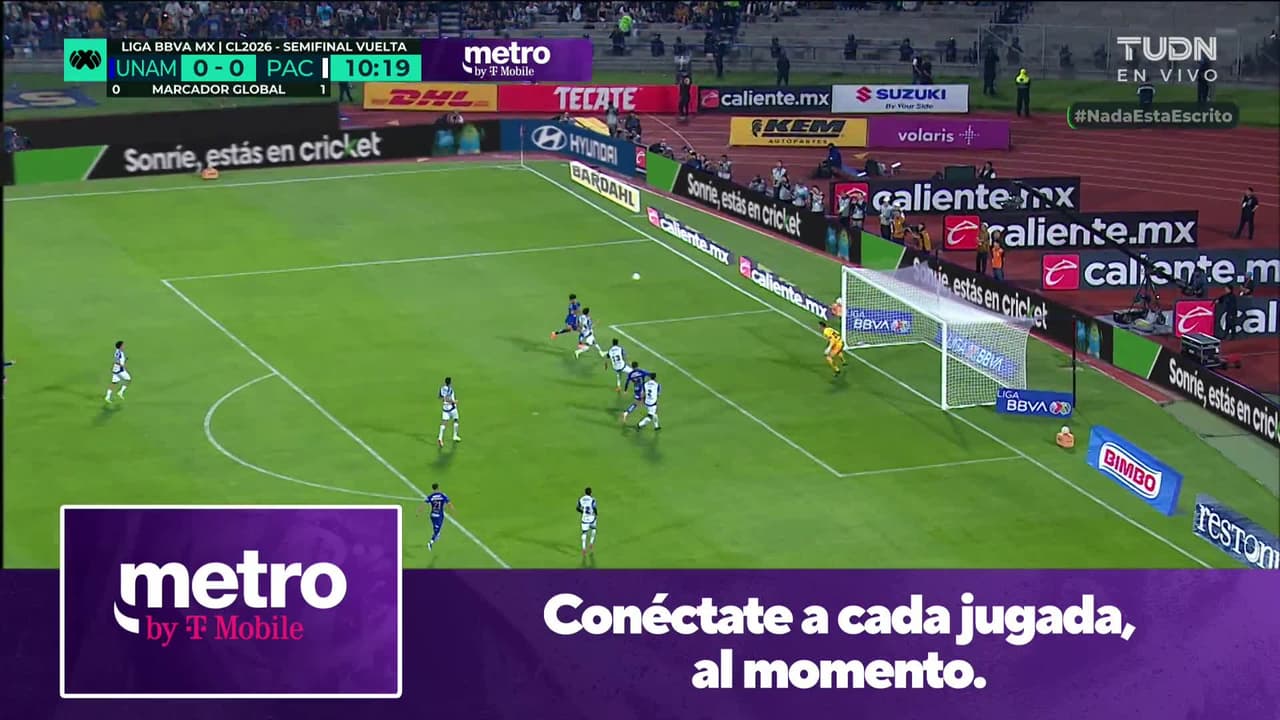 ¡CERCA! Robert Morales disparó que se estrella en el poste.