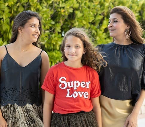 Las tres son muy unidas y en redes sociales comparten lo bien que la pasan juntas. Ser amiga y mamá es una de las habilidades que ha ganado en los últimos años.