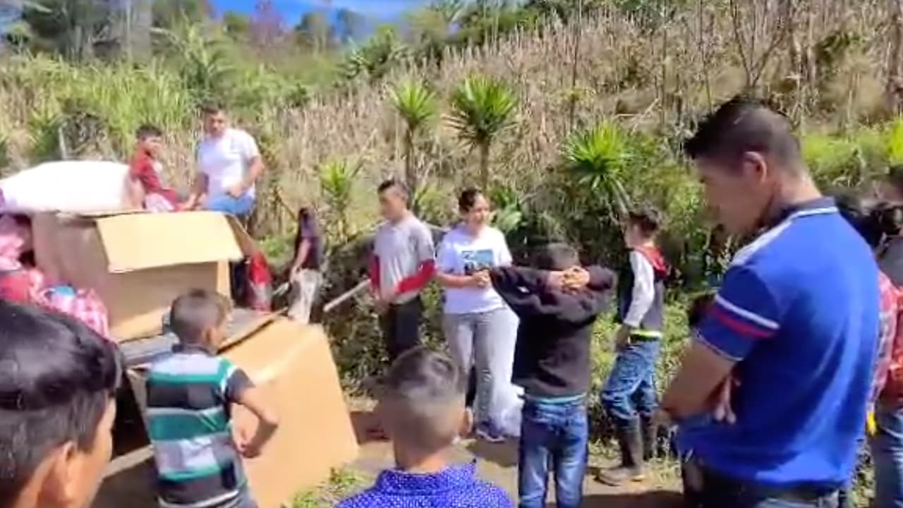 Familias enteras se vieron beneficiados con la entrega.