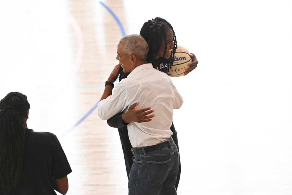 El encuentro incluyó gestos simbólicos y una logística muy concreta: Obama habló unos minutos en la duela, se realizó la foto grupal y luego dedicó alrededor de 10 minutos a estrechar manos y tomarse imágenes individuales con varias jugadoras. En ese tramo, la liga también le obsequió un jersey de WNBA All-Star con el número 44, que después sería firmado por las propias seleccionadas.