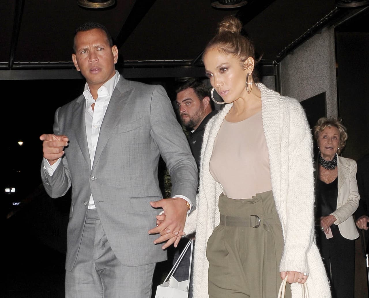 Jennifer López evitó el contacto con las cámaras, toda vez que parecía ansiosa por salir del ojo público.