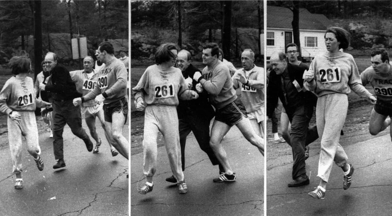 Una foto que se convirtió en símbolo del movimiento a favor de los derechos de la mujer: Switzer es empujada por el director de la maratón de Boston, Jock Semple. "Sal de mi carrera y entrégame tu número", le gritó el hombre furioso al ver que una mujer estaba corriendo las calles de la ciudad. Pero ella iba acompañada de su novio, quien logró sacarle a Semple de encima. (Boston Herald vía Kathrine Switzer)