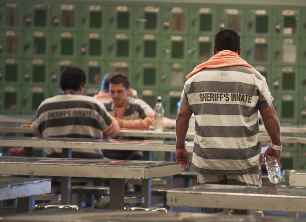 Juez de Arizona quiere poner fin a la separación de reos por criterios étnicos