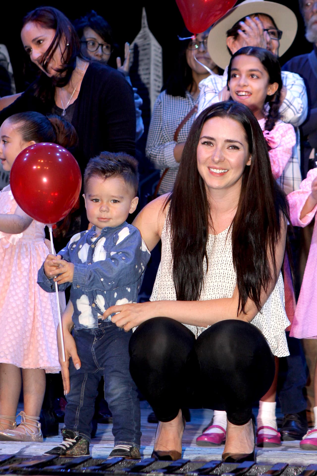 Diego se mostró sonriente y feliz por estar junto a su mamá disfrutando de un espectáculo infantil.
