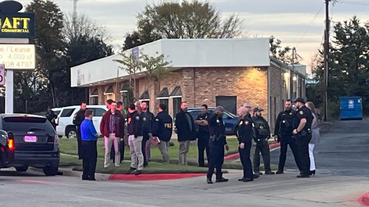 <b>Este es el segundo tiroteo contra un agente del condado de Tarrant</b> en las últimas dos semanas. El 14 de noviembre, un agente fue herido de bala en el brazo mientras respondía a una llamada de robo en el este de Fort Worth.