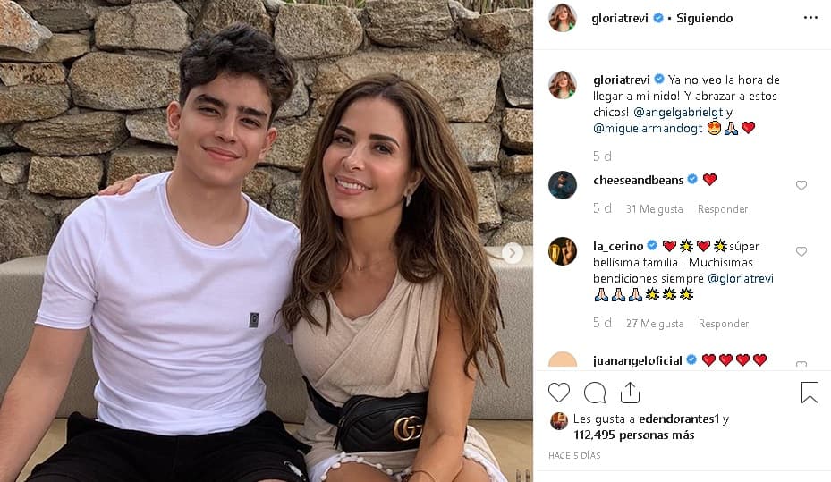 La cantante publicó 
<b><a href="https://www.instagram.com/p/B5x6pLcldPW/" target="_blank">esta foto</a></b> en su cuenta y escribió: "¡Ya no veo la hora de
<b> <a href="https://www.univision.com/famosos/hijo-de-gloria-trevi-se-reencuentra-con-la-monja-rosita-quien-lo-cuido-mientras-su-mama-estaba-en-la-carcel-fotos" target="_blank">llegar a mi nido</a></b> y abrazar a estos chicos!", refiriéndose a sus hijos Ángel Gabriel y Miguel Armando. 
<br>