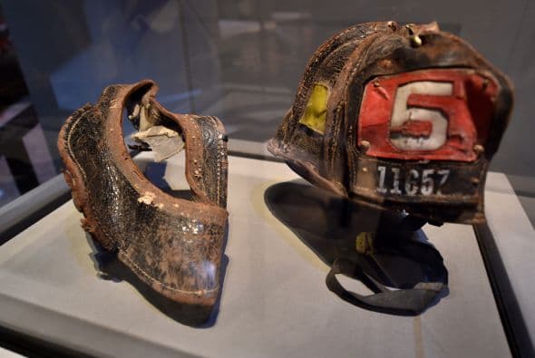 El casco usado por el bombero Christian Waugh.