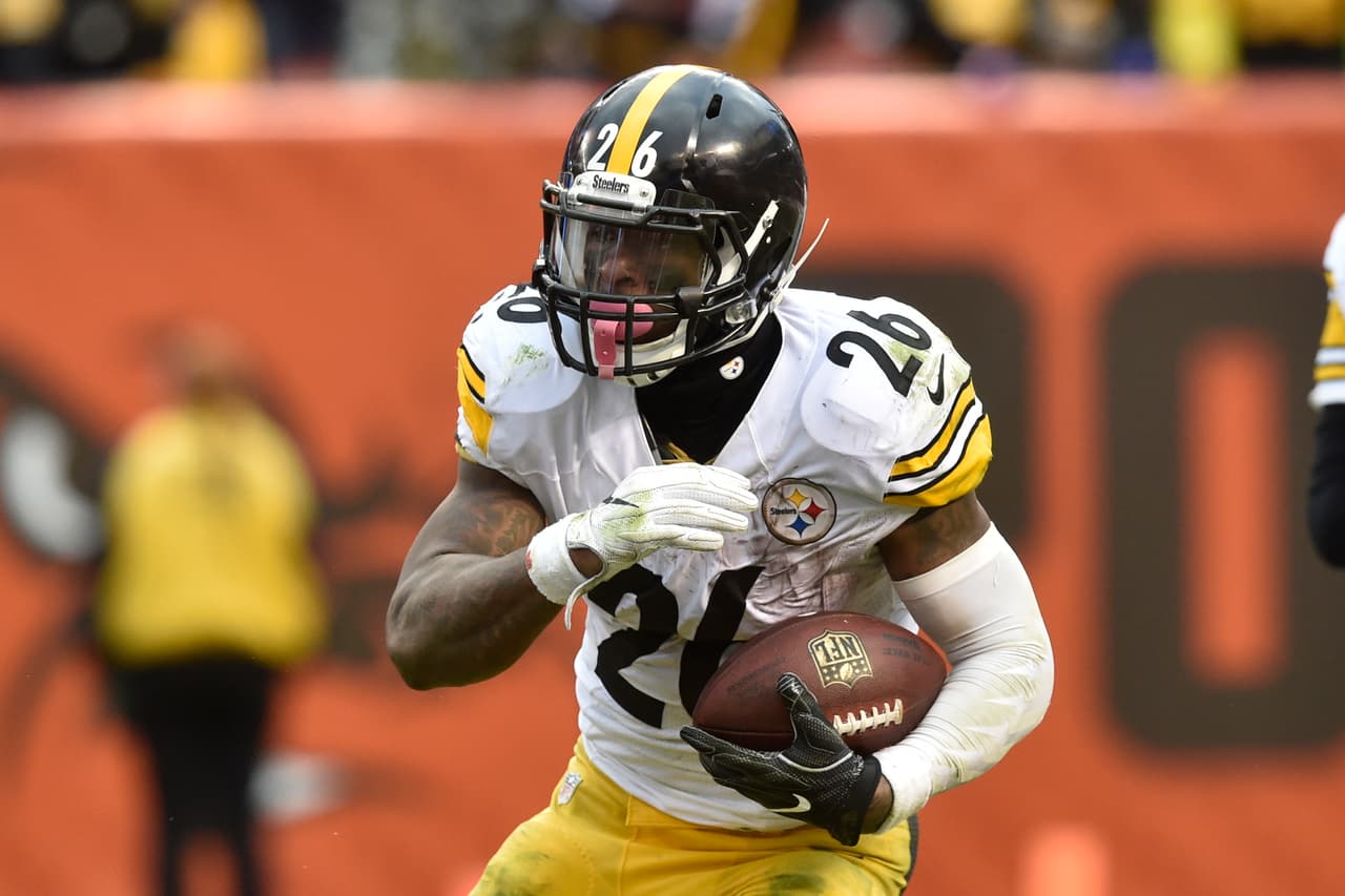 Pittsburgh Steelers running back Le'Veon Bell (26) runs with the ball during an NFL football game against the Cleveland Browns in Cleveland, Sunday, Nov. 20, 2016. The Steelers won 24-9. (AP Photo/David Richard)
