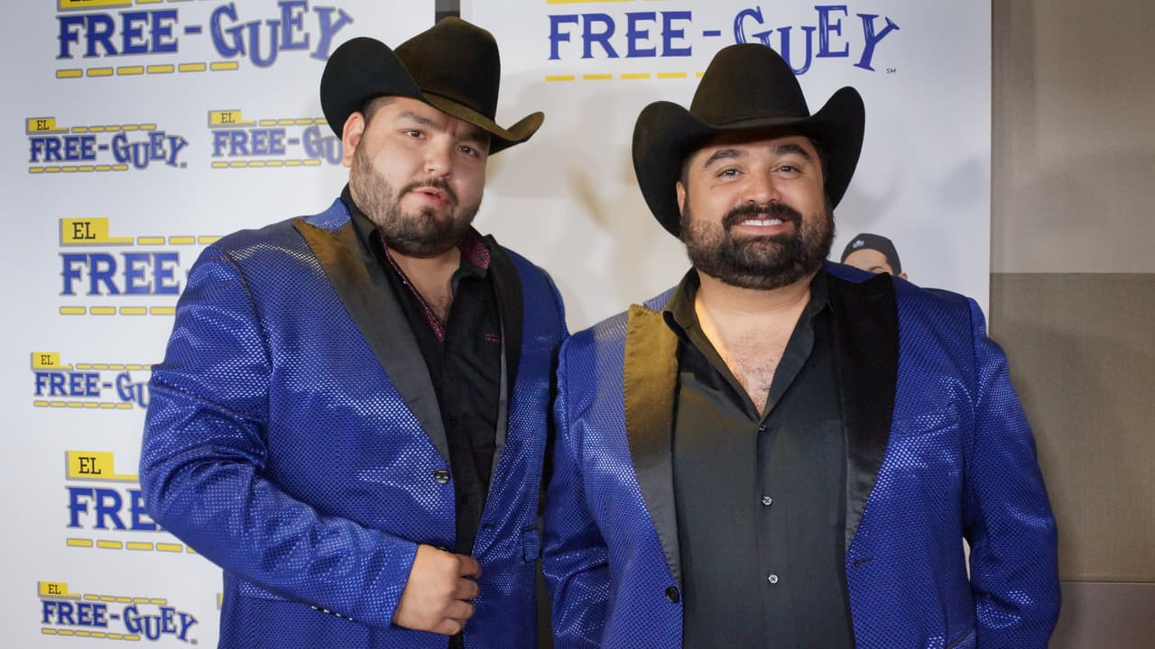 Los tres locutores se la pasaron 🎶 "fine, fine, fine, very good, very good, very good, very, very, very, very good" 🎶 con Los Rieleros de Norte.