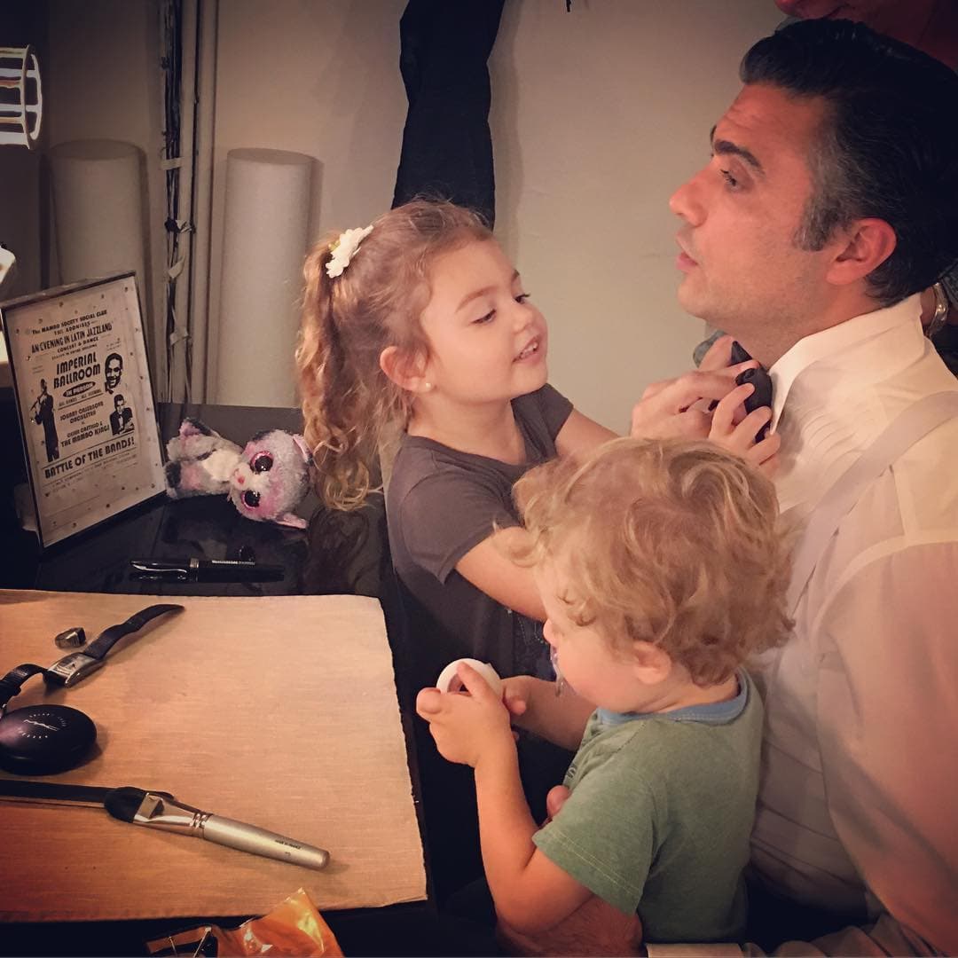 El mejor amuleto de
<b> <a href="http://www.univision.com/temas/jaime-camil">Jaime Camil </a></b>es que sus hijos estén con él antes de salir a escena, ya que esto lo carga de buenas vibras. En esta imagen se puede ver a la pequeña Elena arreglando el atuendo de su papá para que brille como toda una estrella sobre el escenario.