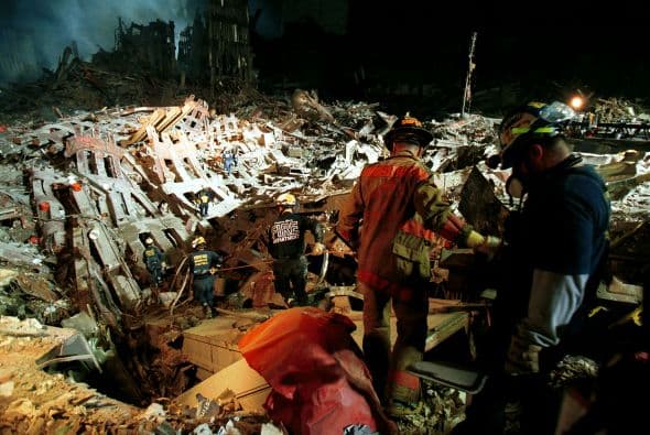 El 11 de septiembre Estados Unidos fue víctima de horrendos ataques terroristas: Al Qaeda secuestró e impactó cuatro aviones contra varios objetivos y que causaron la muerte y destrucción, siendo el episodio que precedería a la guerra de Afganistán y a la adopción por el Gobierno estadounidense y sus aliados de la política denominada de Guerra contra el terrorismo. Los atentados fueron cometidos por diecinueve miembros de la red yihadista Al-Qaida,1 divididos en cuatro grupos de secuestradores, cada uno de ellos con un terrorista piloto que se encargaría de pilotar el avión una vez ya reducida la tripulación de la cabina. Los aviones de los vuelos 11 de American Airlines y 175 de United Airlines fueron los primeros en ser secuestrados, siendo ambos estrellados contra las dos torres gemelas del World Trade Center, el primero contra la torre Norte y el segundo poco después contra la Sur, provocando que ambos rascacielos se derrumbaran en las dos horas siguientes.2 3 El tercer avión secuestrado pertenecía al vuelo 77 de American Airlines y fue empleado para ser impactado contra una de las fachadas del Pentágono, en Virginia. El cuarto avión, perteneciente al vuelo 93 de United Airlines, no alcanzó ningún objetivo al resultar estrellado en campo abierto, cerca de Shanksville, en Pensilvania, tras perder el control en cabina como consecuencia del enfrentamiento de los pasajeros y tripulantes con el comando terrorista.