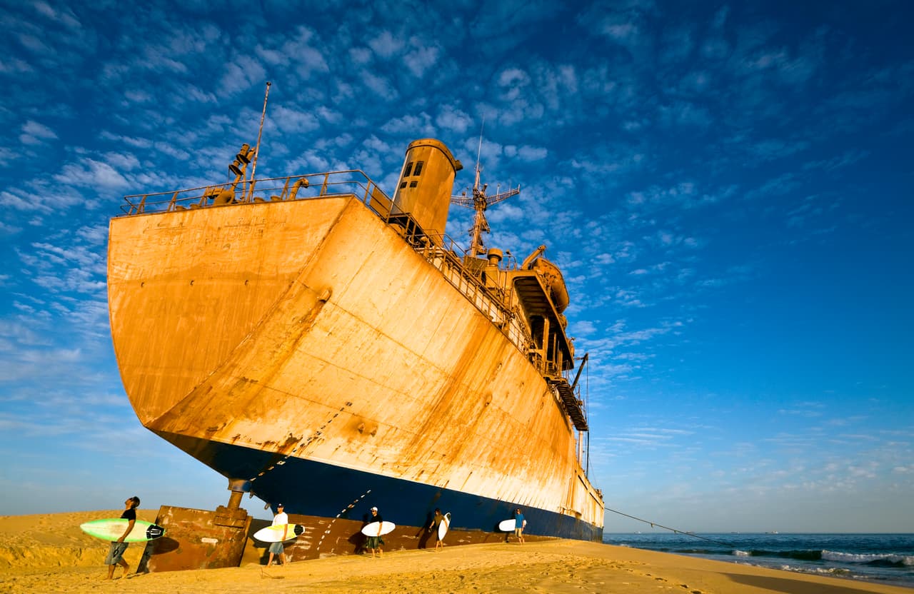 <b>Mauritania.</b> Este país africano vive una situación de terrorismo y crimen que hace que sea aconsejable no visitarlo. Hay que sumar que la "policía local no tiene recursos para responder correctamente a los crímenes serios". Además, el Departamento de Estado recalca que 
<b>los occidentales son objetivo </b>de los grupos criminales. En la imagen, unos surfistas pasan frente a los restos de un buque en una playa.