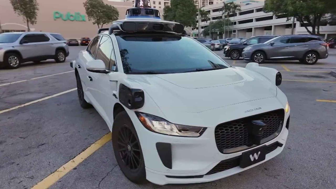 Investigan fallas de seguridad en vehículos autónomos de Waymo