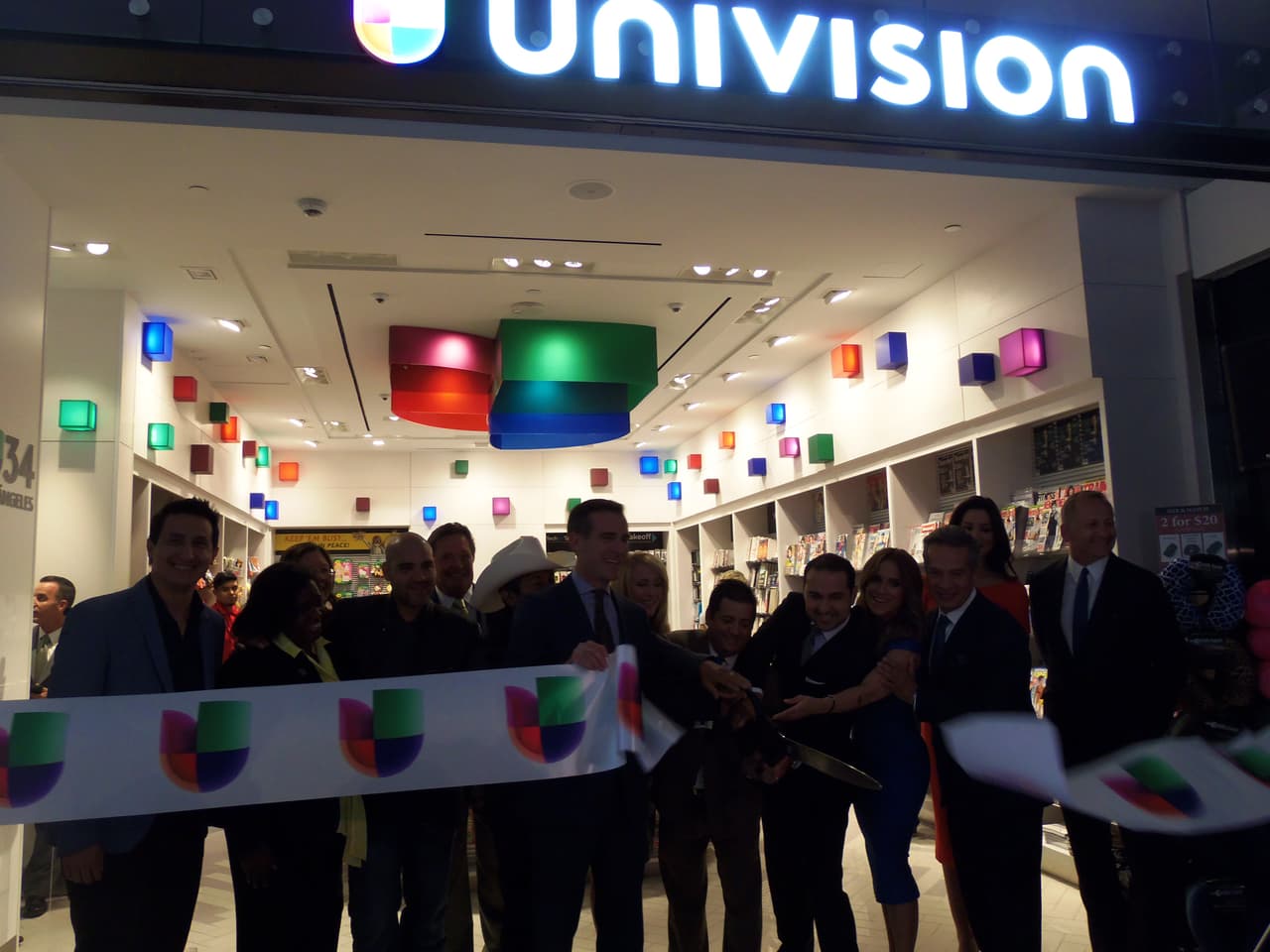 Así se festejó la inauguración de la tienda de Univision en LAX