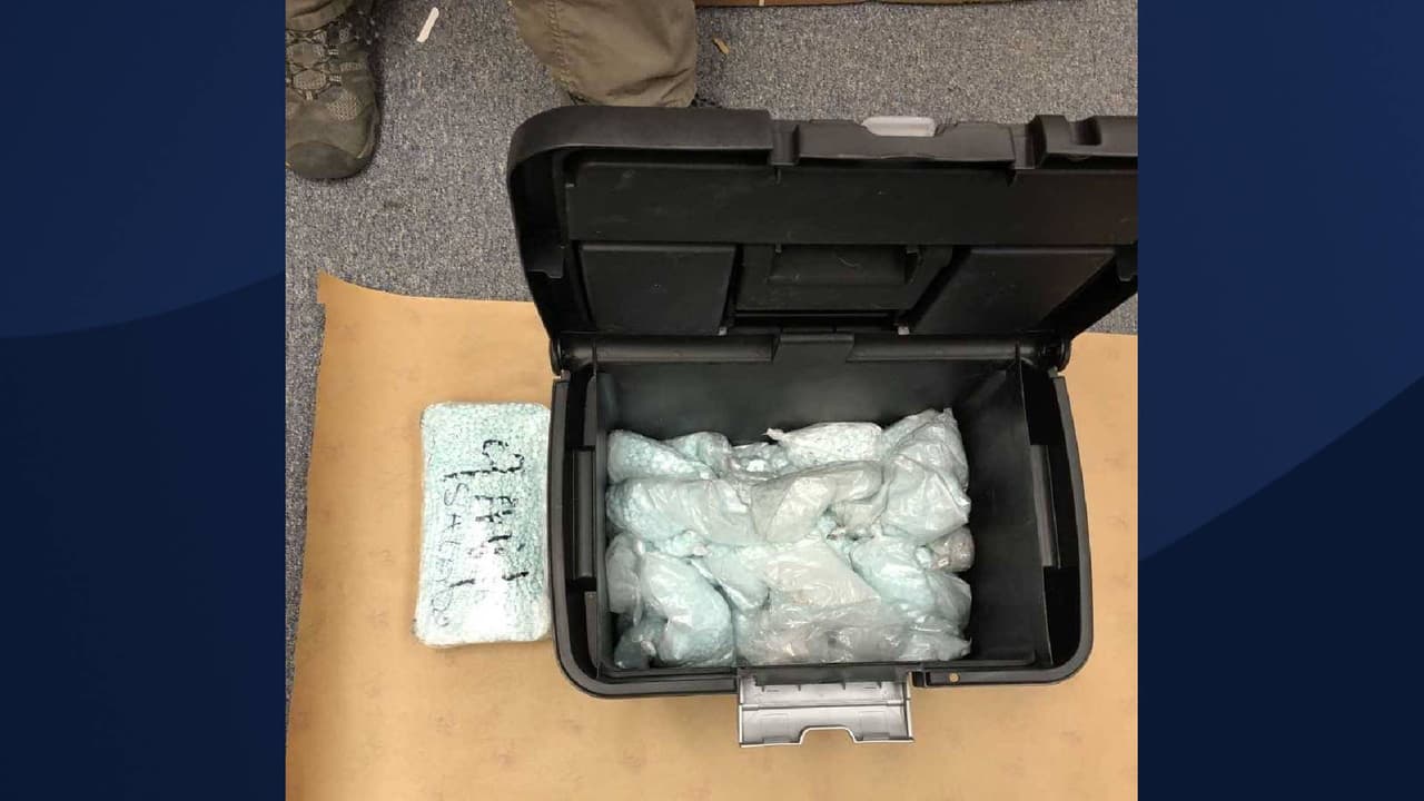 Agentes encontraron 100, 000 píldoras narcóticas mezcladas con fentanilo dentro de un vehículo que habría intentado huir de las autoridades. “Las pastillas de fentanilo incautadas tienen un valor en la calle de $2.5 millones de dólares”, indican las autoridades.