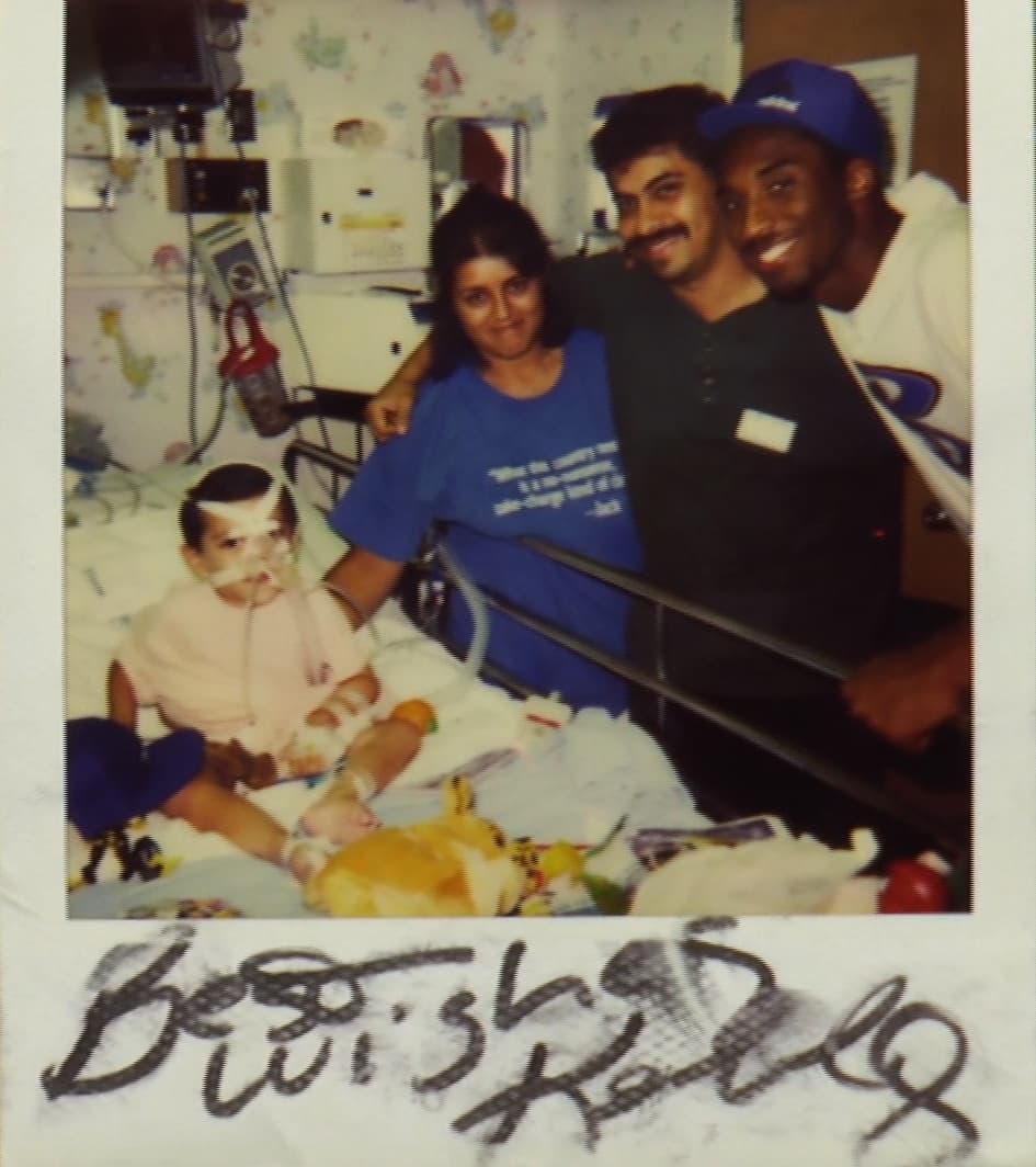 Kobe Bryant visita a Christopher León y su familia en el hospital infantil
