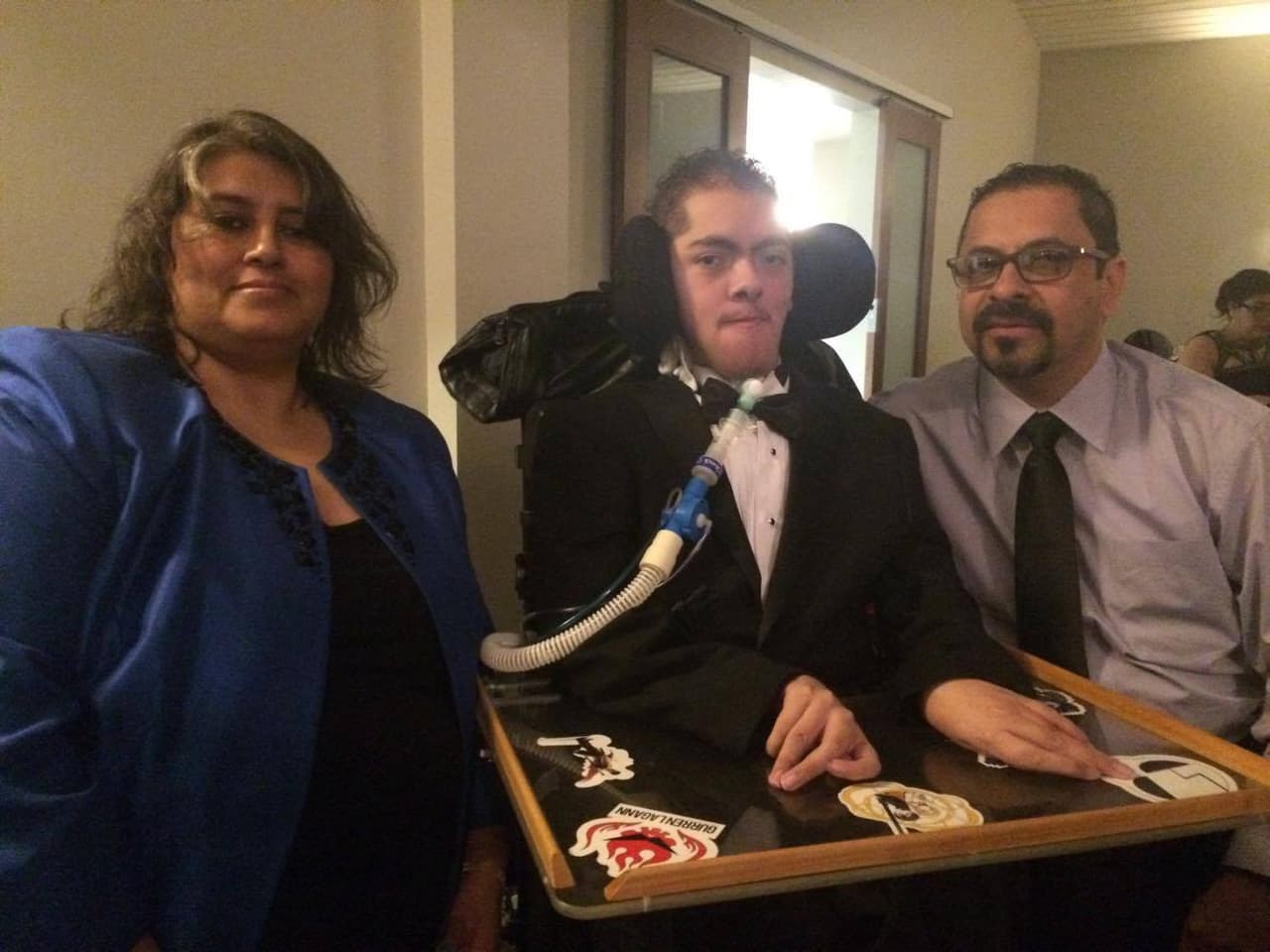 Christopher León con su madre, Brenda Palma, y su padre, Julio León