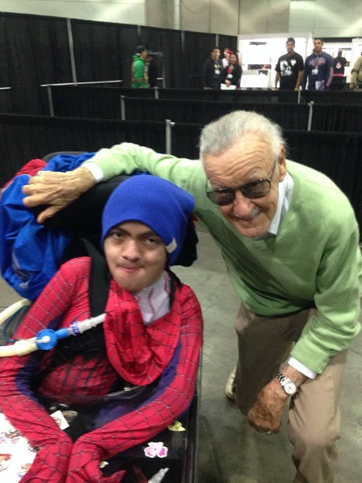 Christopher León, vestido de Spider-Man, posa con el dibujante Stan Lee