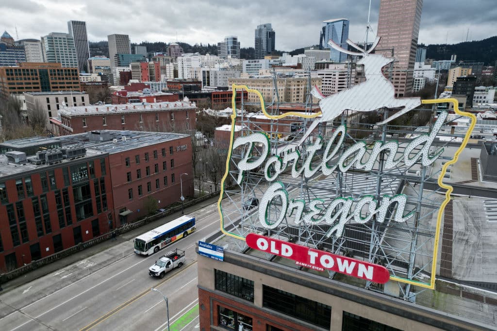 <b>Portland, Oregon</b>. Una ciudad costera del noroeste del Pacífico que experimenta un hundimiento gradual. Este descenso se debe en parte al GIA, que puede causar una pérdida de hasta 3 mm por año. También afecta el movimiento vertical del terreno en ciudades de la costa oeste, como Portland, influenciado por la actividad tectónica. 
<br>
<br>Más allá de las causas naturales, la actividad humana como la carga de infraestructura por el desarrollo urbano y la explotación de agua subterránea también contribuyen al hundimiento en Portland.
