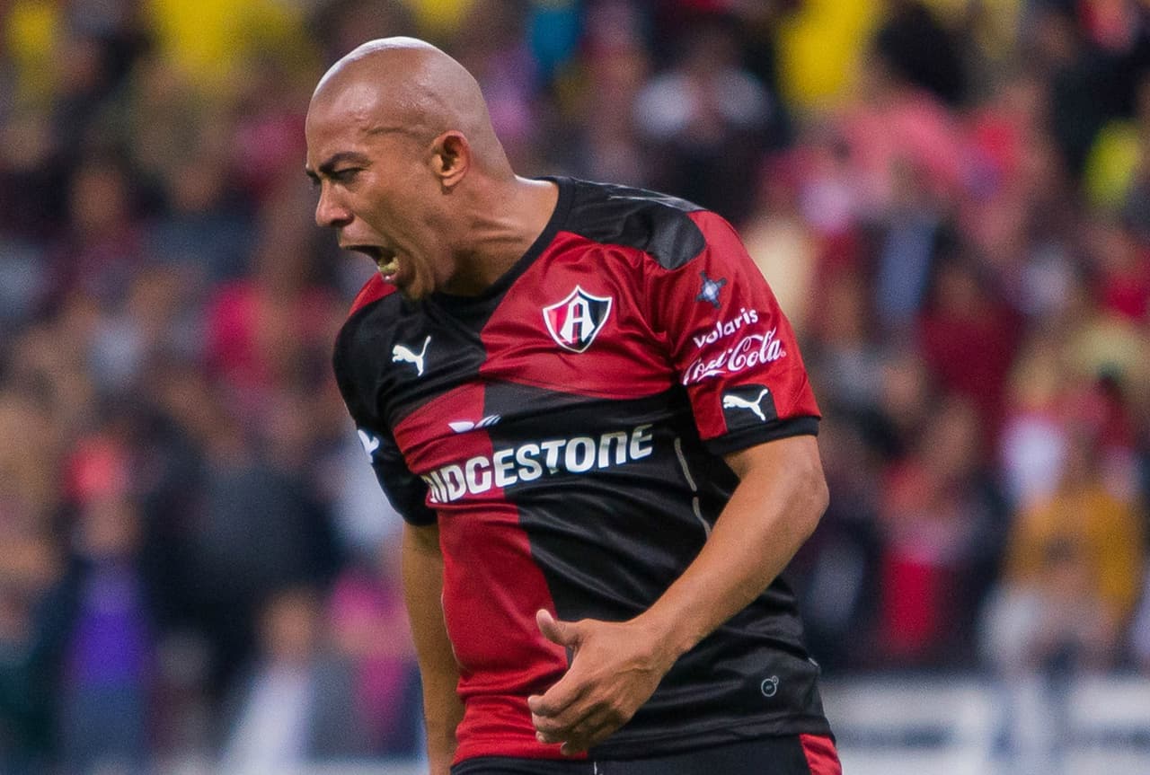 Egidio Arévalo presume en redes aparatosa herida