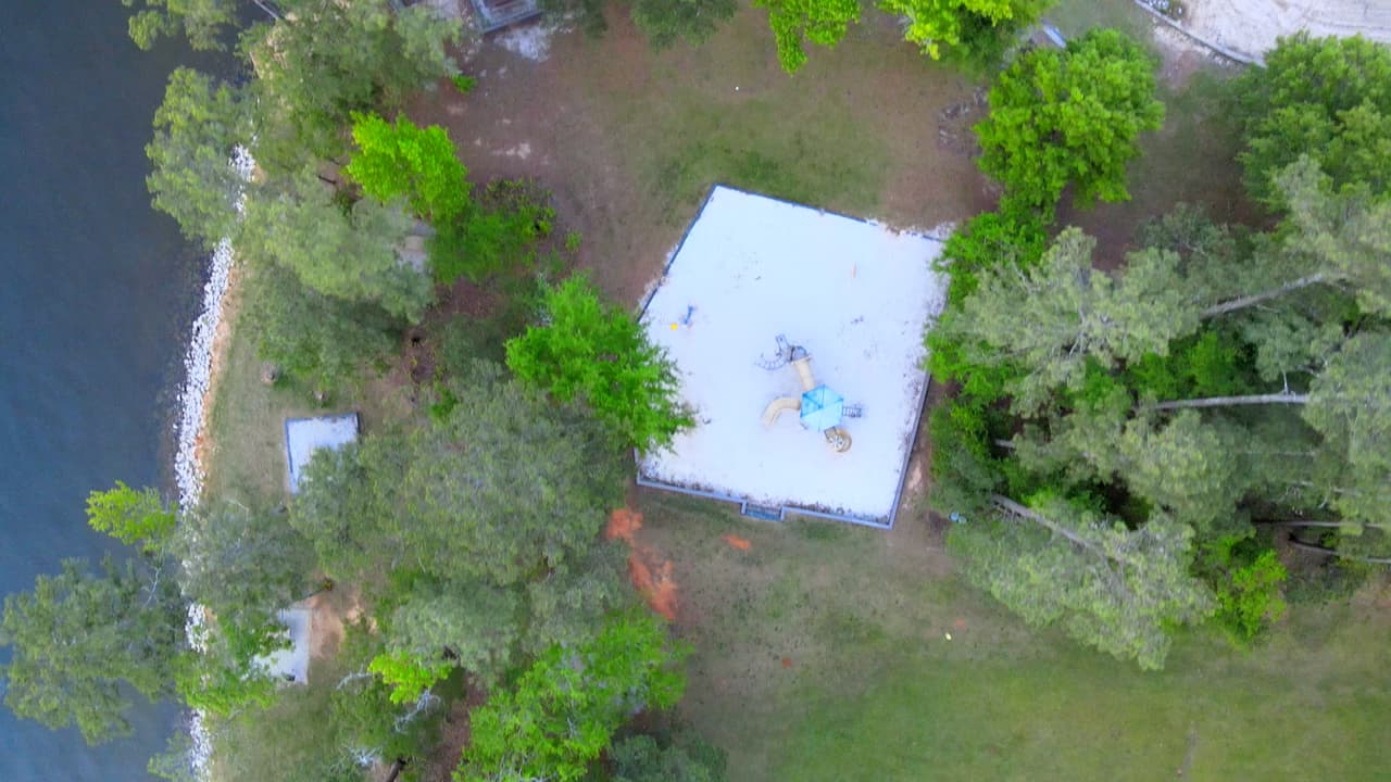 Un patio de juegos para niños también mantendrá ocupados a los pequeños.