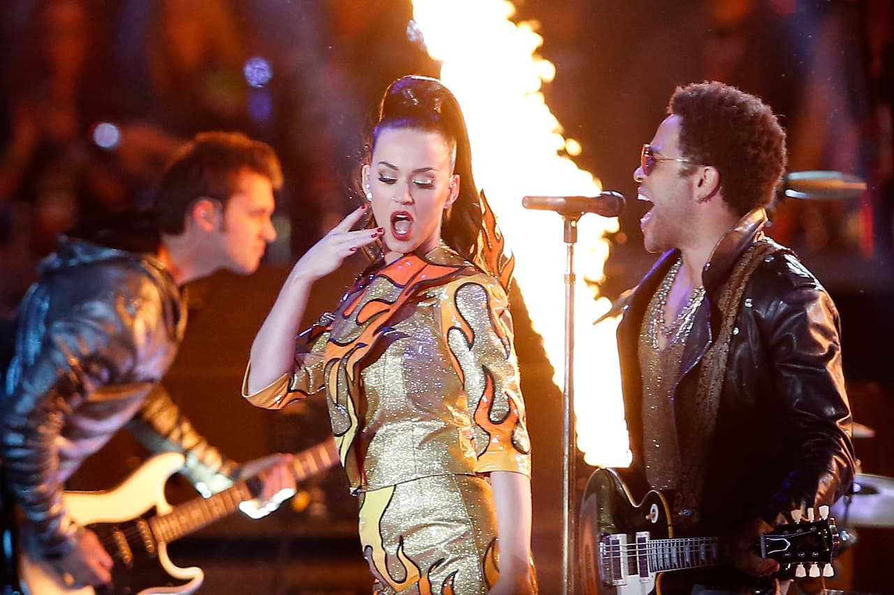 La sensualidad de Katy Perry junto a la fuerza en escena de Lenny Kravitz fueron protagonistas en el espectáculo del 2015.