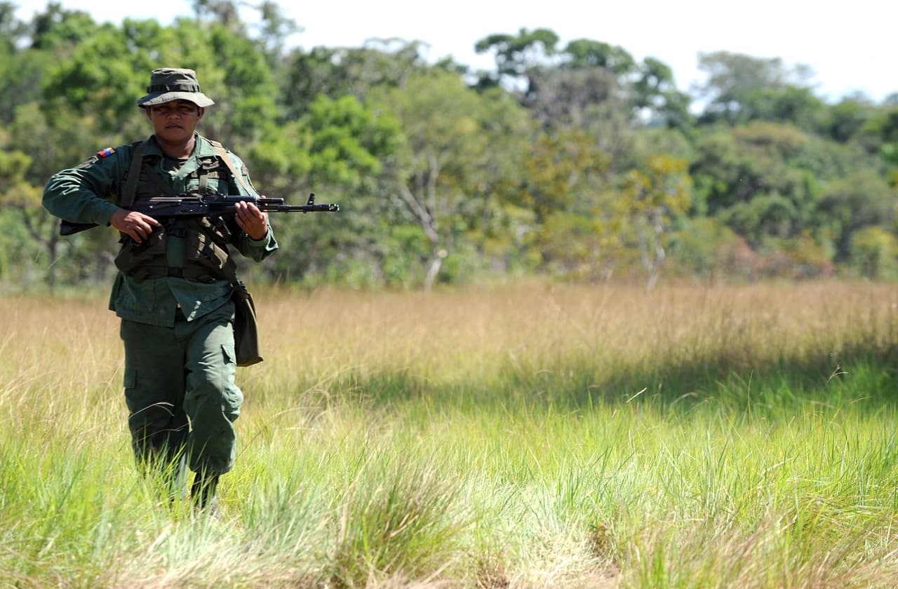 Un soldado venezolano participa en una operación contra la minería ilegal en el estado Bolívar