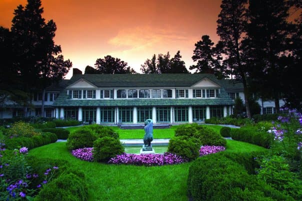 <b>DISTRUTA DE WISTON-SALEM</b>. Pasa el fin de semana de Memorial y siente como si hubieras retrocedido en el tiempo paseando por las calles de Old Salem o aprovecha el calor de verano para recorrer los exuberantes jardines y terrenos del Reynolda House Museum of American Art.