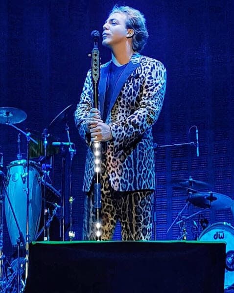 Así lucía en diciembre de 2017, mientras daba uno de sus shows.