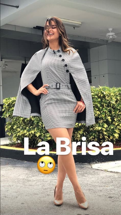 El aire comenzó a soplar, lo que provocó que su cabello le tapara la cara.