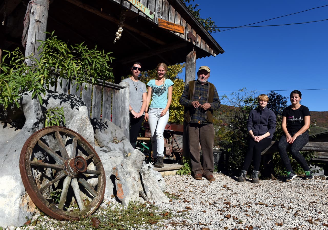 Es por eso que, Ivan Crnkovic-Pavenka, de 71 años, creó en 2002 ese centro, único en el país, en Kuterevo, su localidad natal, a 180 km de Zagreb. Desde 2002 han residido allí 15 ejemplares, de los que algunos fueron liberados al considerarse que estaban capacitados para regresar a la vida salvaje.